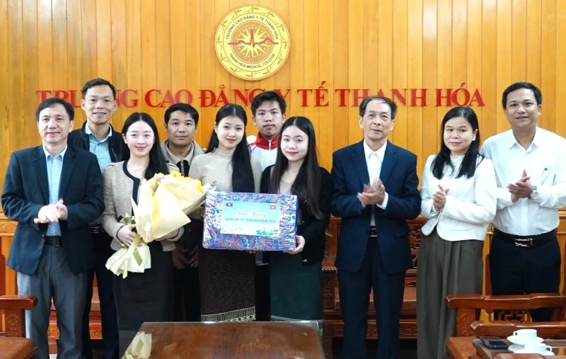Tặng quà lưu học sinh Lào đang học tập tại tỉnh Thanh Hóa nhân dịp năm mới