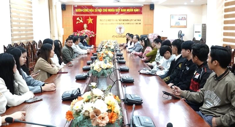 Tặng quà lưu học sinh Lào đang học tập tại tỉnh Thanh Hóa nhân dịp năm mới