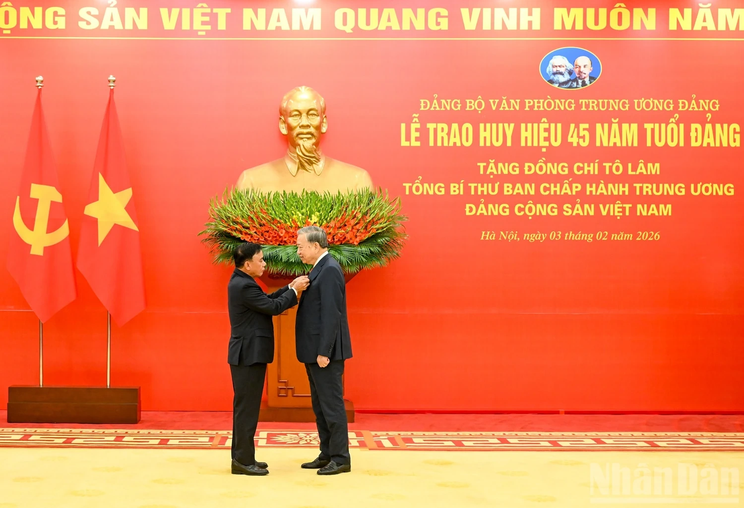 Trao Huy hiệu 45 năm tuổi Đảng, tặng đồng chí Tổng Bí thư Tô Lâm