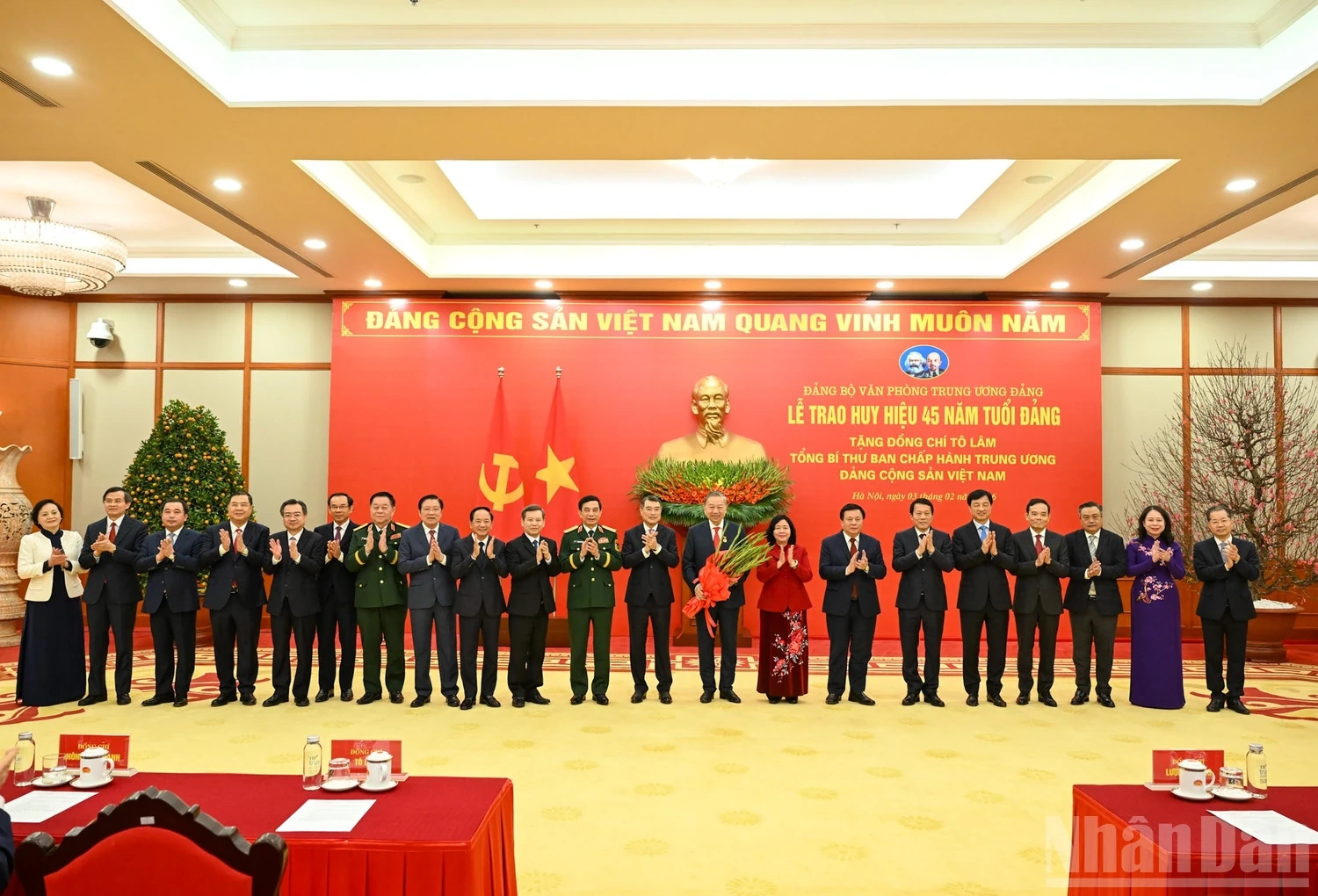 Trao Huy hiệu 45 năm tuổi Đảng, tặng đồng chí Tổng Bí thư Tô Lâm