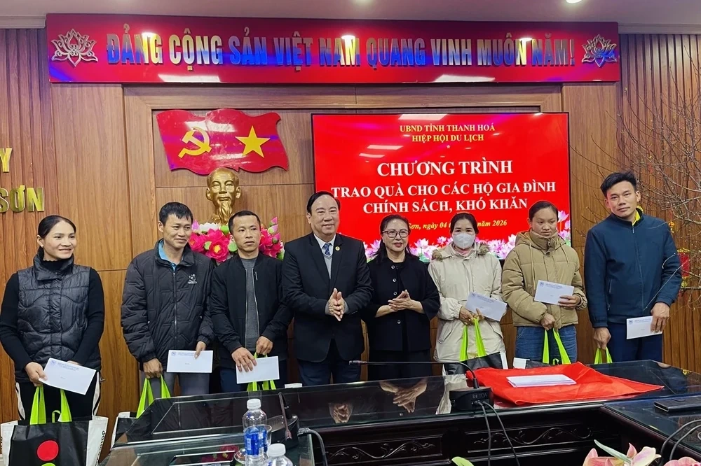 Hiệp hội Du lịch tỉnh Thanh Hóa trao quà “Tết vì người nghèo