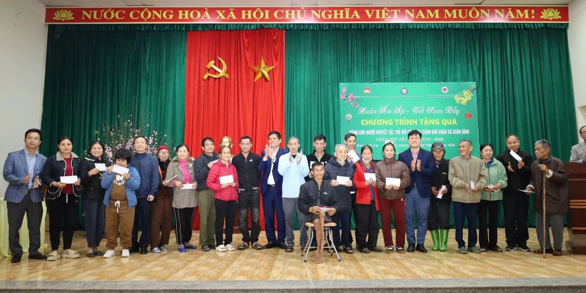 “Xuân ấm áp - Tết sum vầy” trao quà cho người khuyết tật, trẻ mồ côi có hoàn cảnh khó khăn