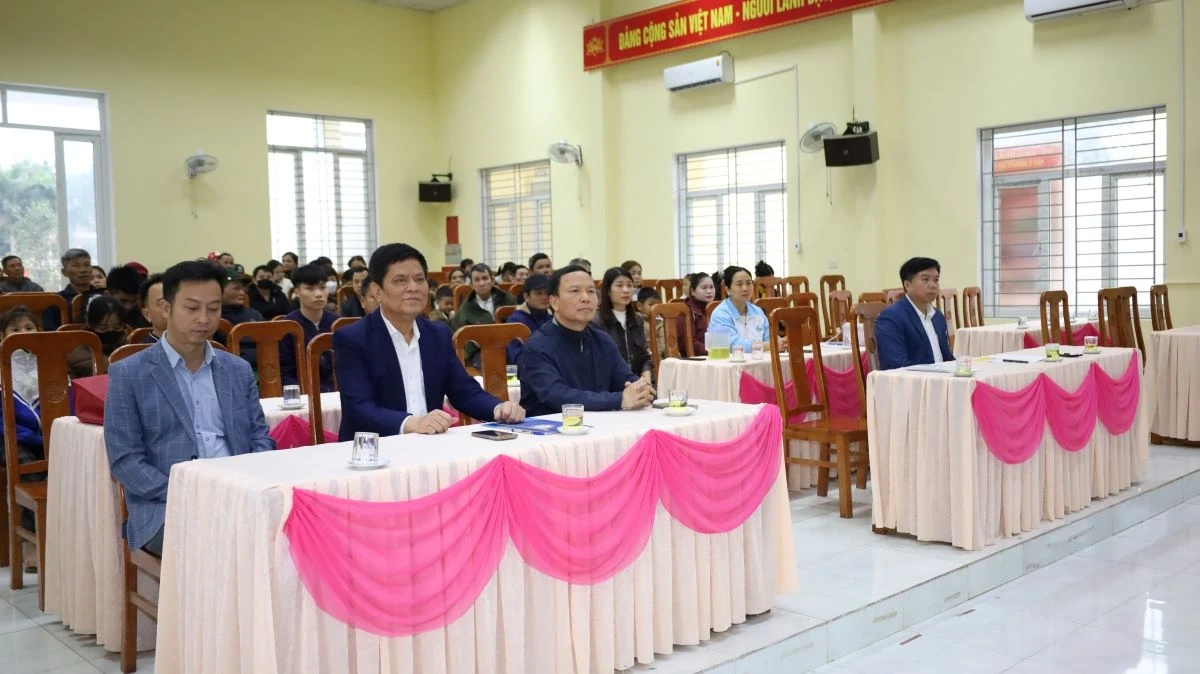 “Xuân ấm áp - Tết sum vầy” trao quà cho người khuyết tật, trẻ mồ côi có hoàn cảnh khó khăn