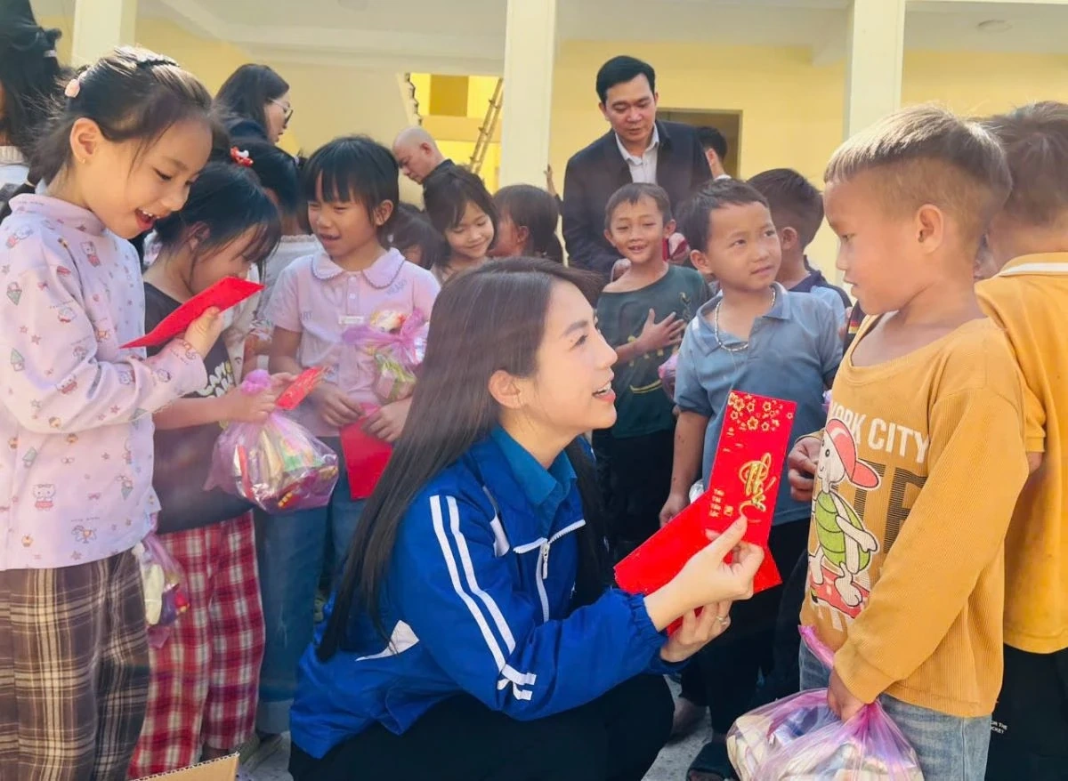 Bí thư Tỉnh đoàn thăm, tặng quà cho các em thiếu nhi tại trường Tiểu học Mường Lý