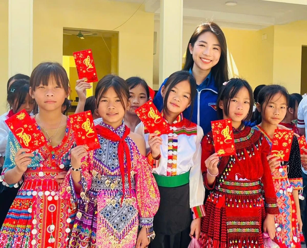 Bí thư Tỉnh đoàn thăm, tặng quà cho các em thiếu nhi tại trường Tiểu học Mường Lý