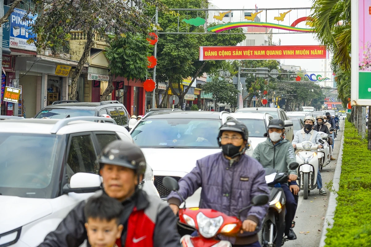 Cận Tết Nguyên đán, giao thông trung tâm Thanh Hóa “nóng” giờ cao điểm