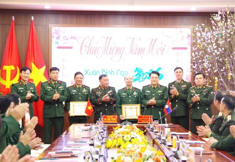 Bộ Chỉ huy Quân sự tỉnh Hủa Phăn chúc tết Bộ Chỉ huy Quân sự tỉnh Thanh Hóa