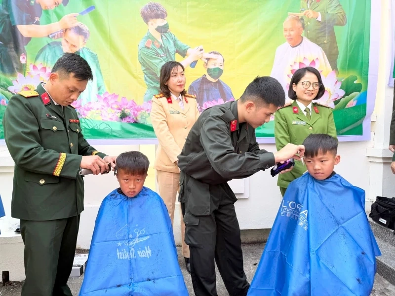 “Xuân biên cương, hải đảo - Tết thắm tình quân dân”