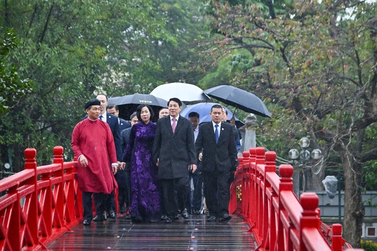 Chủ tịch nước Lương Cường cùng đại biểu kiều bào dâng hương tại Tượng đài Vua Lý Thái Tổ và đền Ngọc Sơn