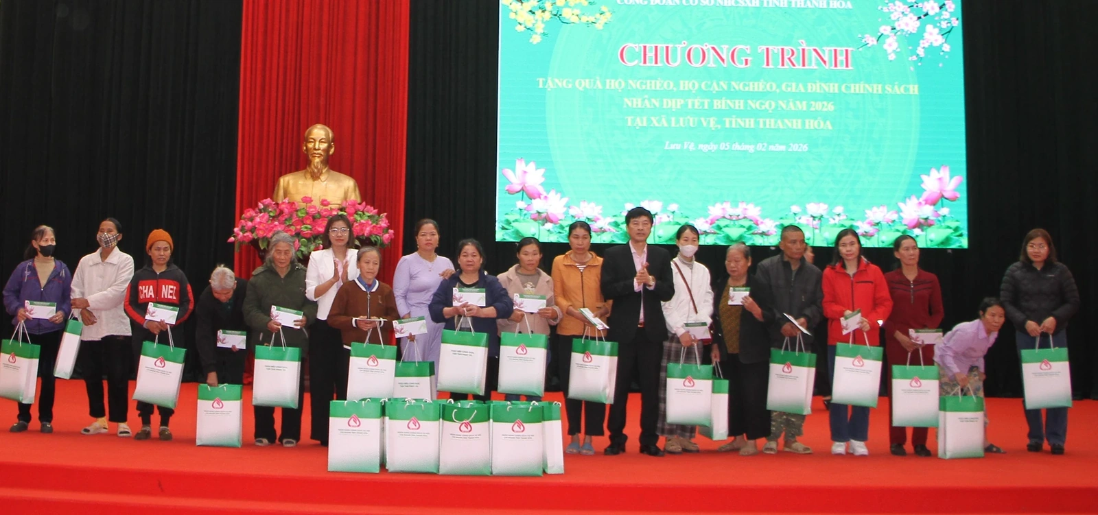 Xã Lưu Vệ và các đơn vị tài trợ trao gần 300 suất quà tết cho hộ nghèo, cận nghèo