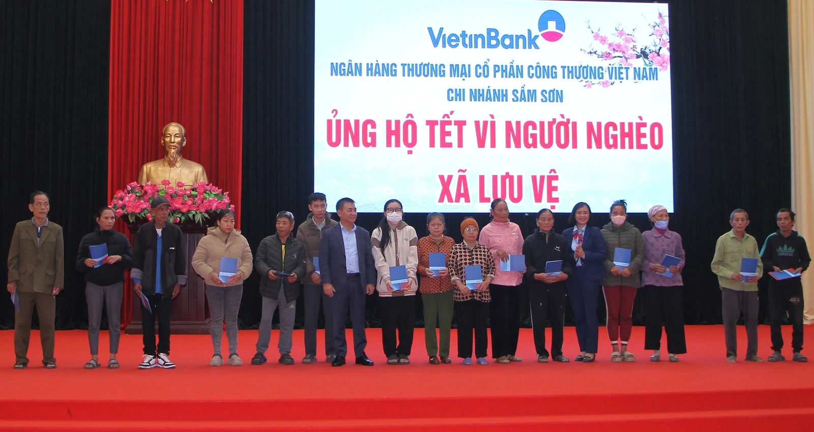 Xã Lưu Vệ và các đơn vị tài trợ trao gần 300 suất quà tết cho hộ nghèo, cận nghèo