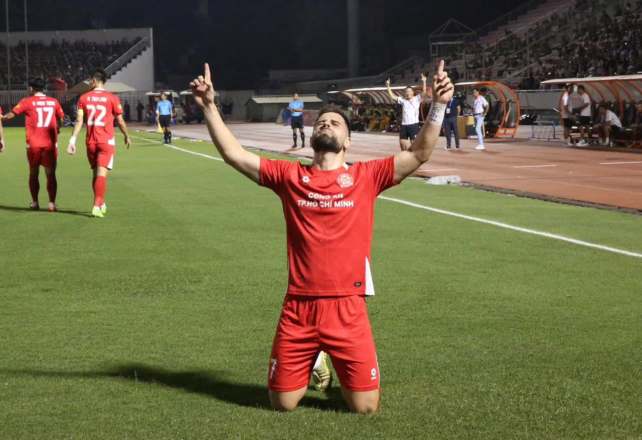 Lập cú đúp siêu phẩm, Đông Á Thanh Hóa giành chiến thắng quan trọng trên sân Thống Nhất