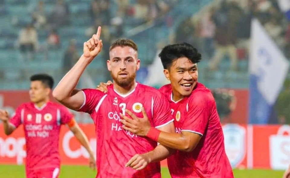 Cuộc gặp gỡ gây sốt giữa hai HLV thành công của bóng đá Việt Nam; Man City hẹn Arsenal tại chung kết League Cup