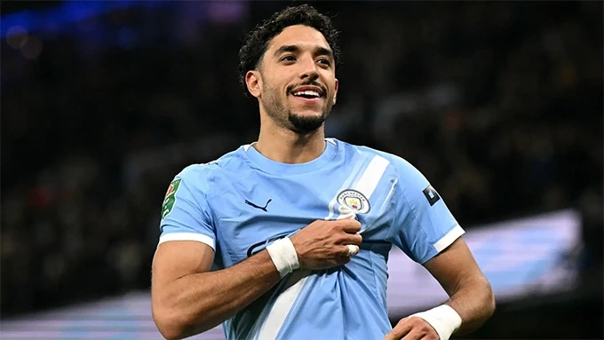 Cuộc gặp gỡ gây sốt giữa hai HLV thành công của bóng đá Việt Nam; Man City hẹn Arsenal tại chung kết League Cup