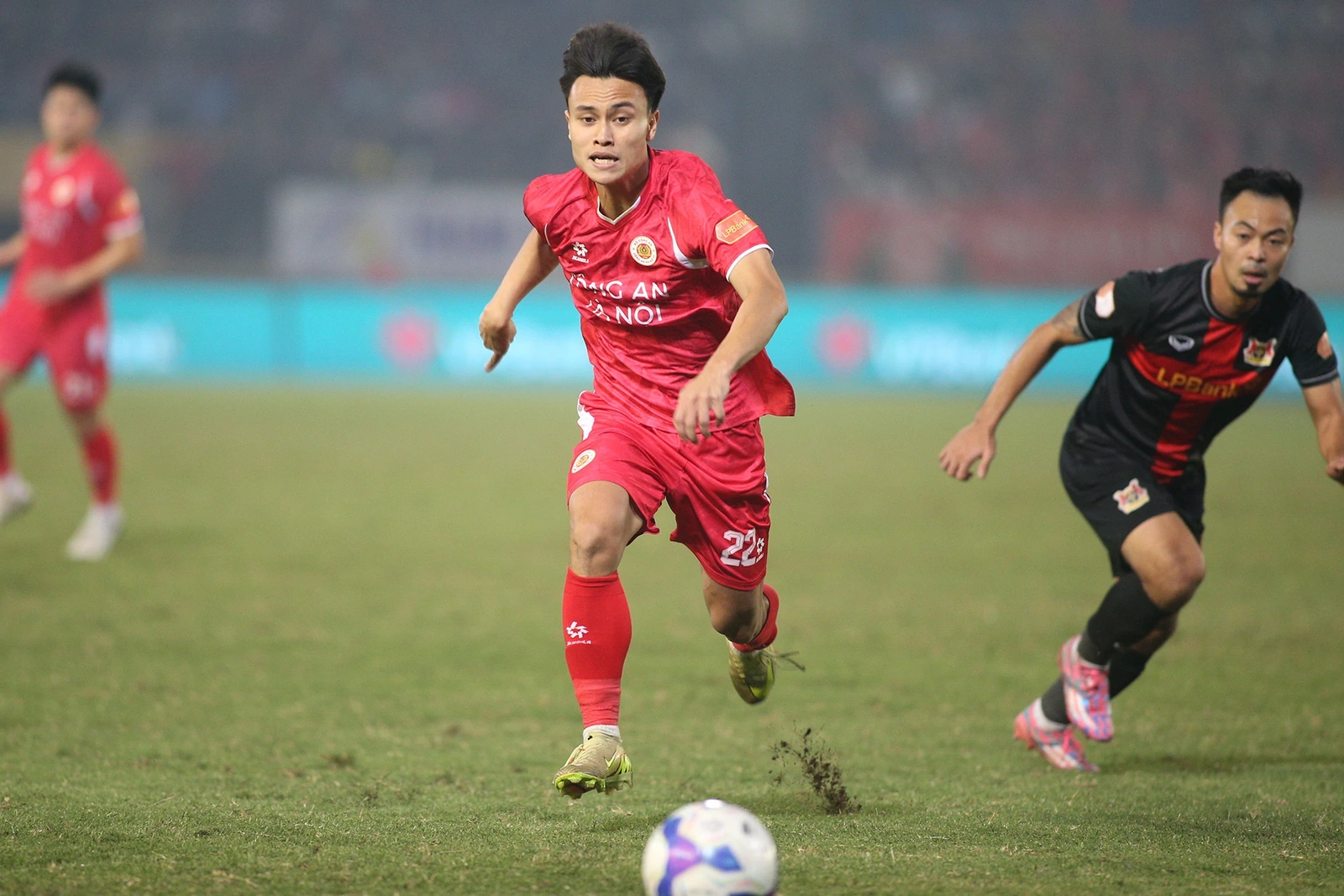 Tiền vệ Thái Sơn chính thức lỡ hẹn với AFF Cup 2026; MU sẵn sàng phá kỷ lục chuyển nhượng