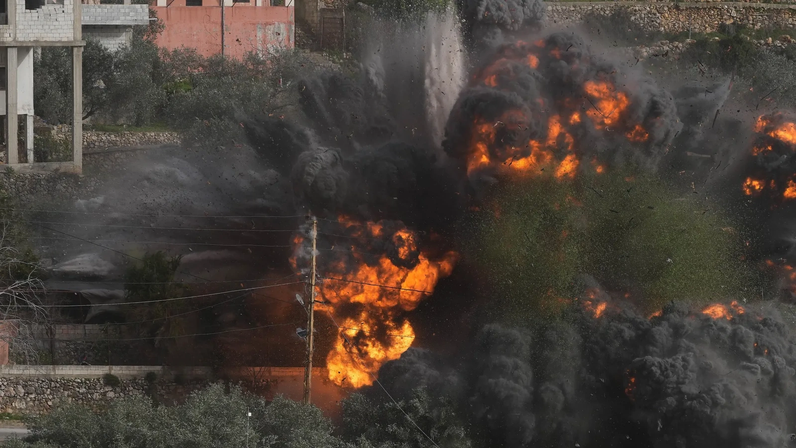 Israel không kích các địa điểm bị cho là kho vũ khí ngầm của Hezbollah tại Lebanon