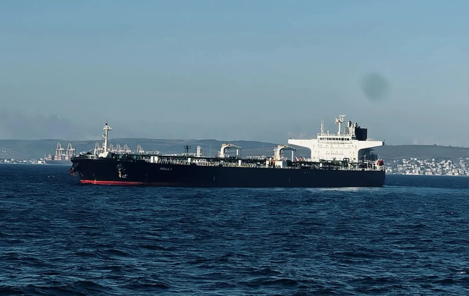 Mỹ tấn công tàu nghi buôn ma túy, chặn giữ tàu chở dầu bị trừng phạt