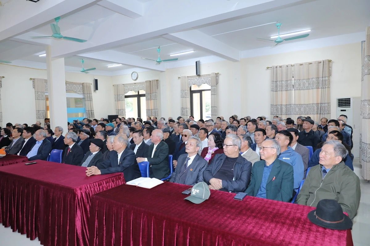 Bí thư Tỉnh ủy Nguyễn Doãn Anh nói chuyện, chúc Tết hội viên Câu lạc bộ Hàm Rồng