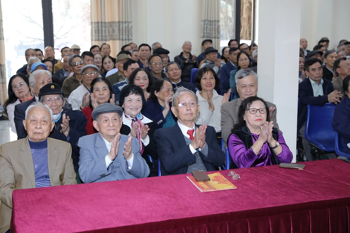 Bí thư Tỉnh ủy Nguyễn Doãn Anh nói chuyện, chúc Tết hội viên Câu lạc bộ Hàm Rồng