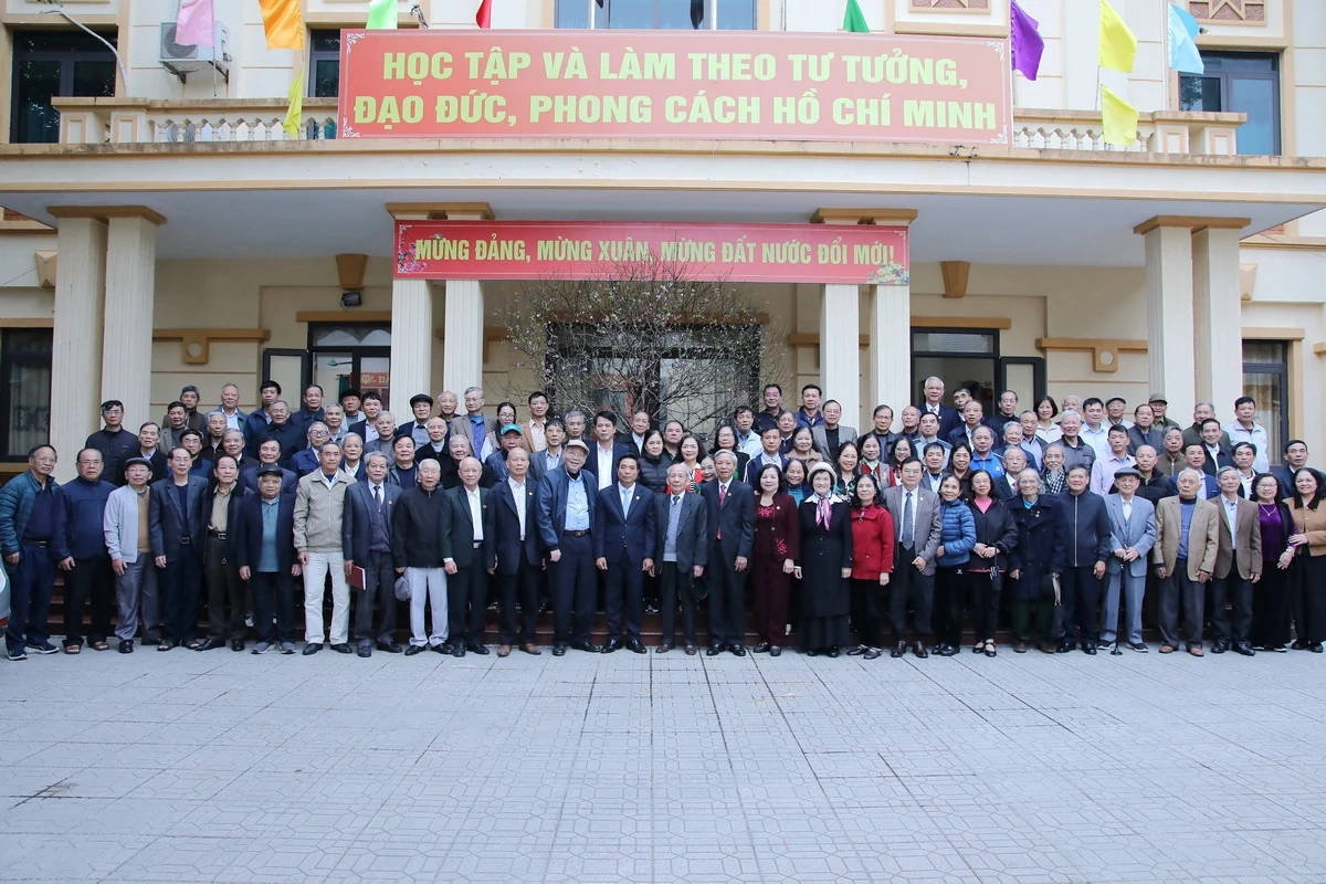 Bí thư Tỉnh ủy Nguyễn Doãn Anh nói chuyện, chúc Tết hội viên Câu lạc bộ Hàm Rồng