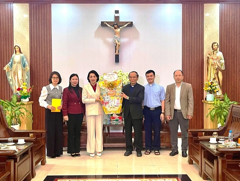 Phó Chủ tịch Thường trực Ủy ban MTTQ tỉnh Đỗ Thị Toán thăm, chúc Tết các cơ sở tôn giáo