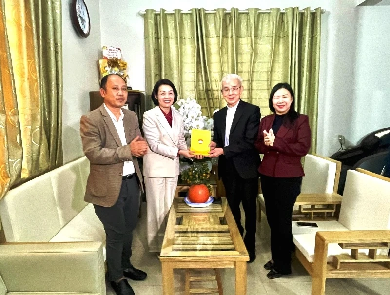 Phó Chủ tịch Thường trực Ủy ban MTTQ tỉnh Đỗ Thị Toán thăm, chúc Tết các cơ sở tôn giáo