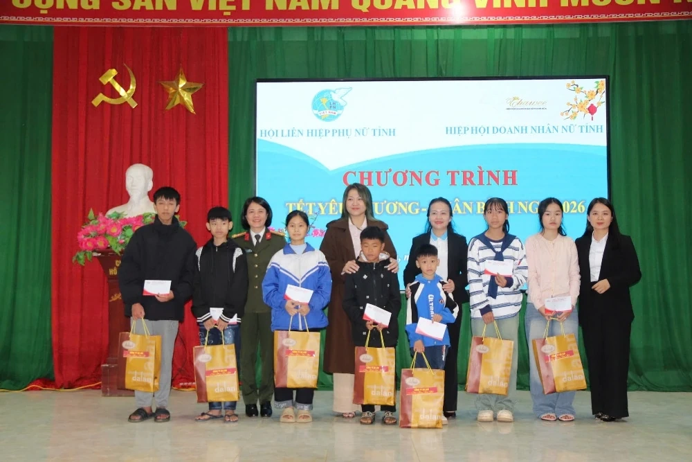 Hội LHPN tỉnh và các đơn vị đồng hành tặng quà Tết cho hội viên, trẻ mồ côi khó khăn