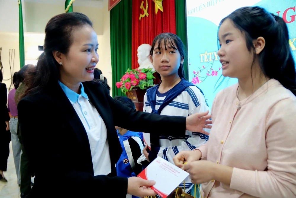 Hội LHPN tỉnh và các đơn vị đồng hành tặng quà Tết cho hội viên, trẻ mồ côi khó khăn