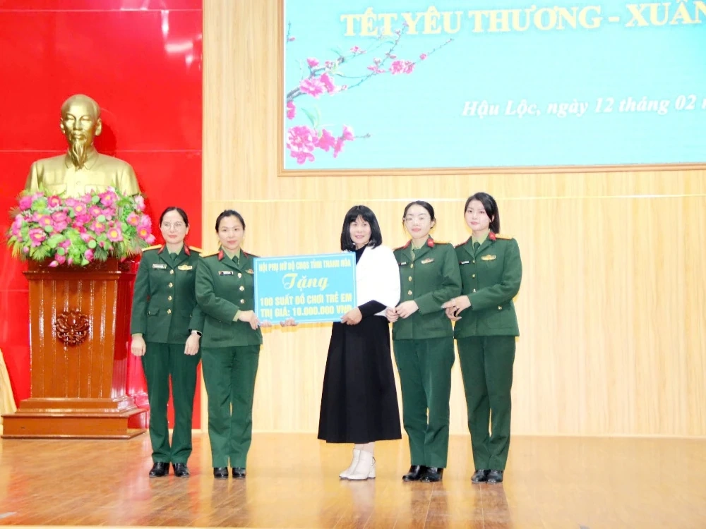 Hội LHPN tỉnh và các đơn vị đồng hành tặng quà Tết cho hội viên, trẻ mồ côi khó khăn