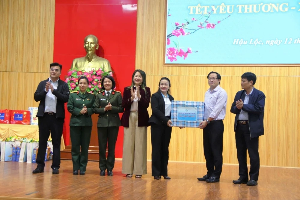 Hội LHPN tỉnh và các đơn vị đồng hành tặng quà Tết cho hội viên, trẻ mồ côi khó khăn