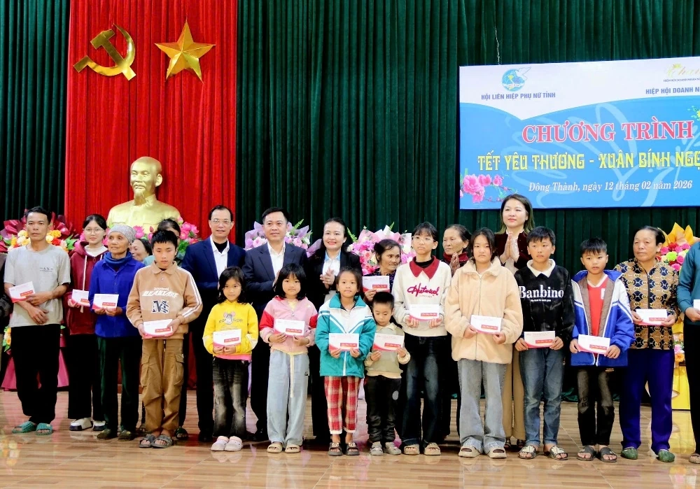 Hội LHPN tỉnh và các đơn vị đồng hành tặng quà Tết cho hội viên, trẻ mồ côi khó khăn