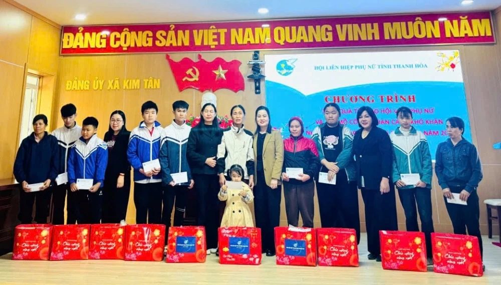 Hội LHPN tỉnh và các đơn vị đồng hành tặng quà Tết cho hội viên, trẻ mồ côi khó khăn