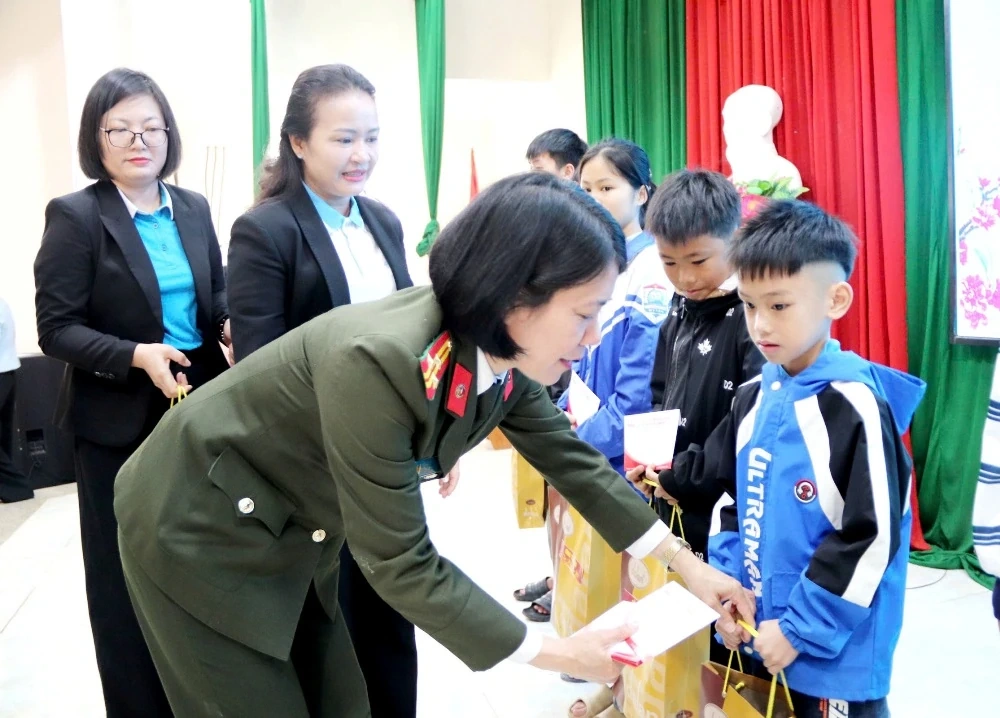 Xuân ấm trẻ em mồ côi