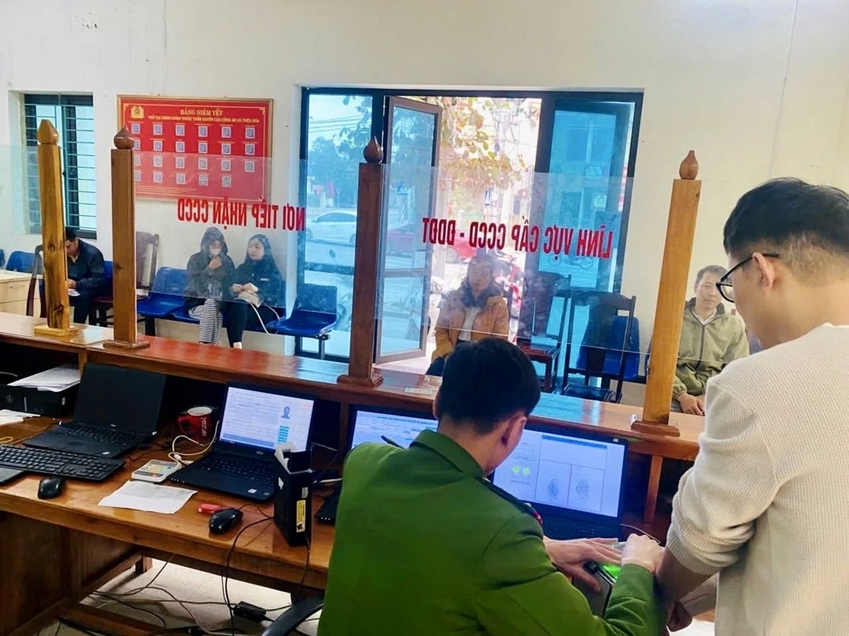 Gác niềm vui riêng, phục vụ Nhân dân làm căn cước