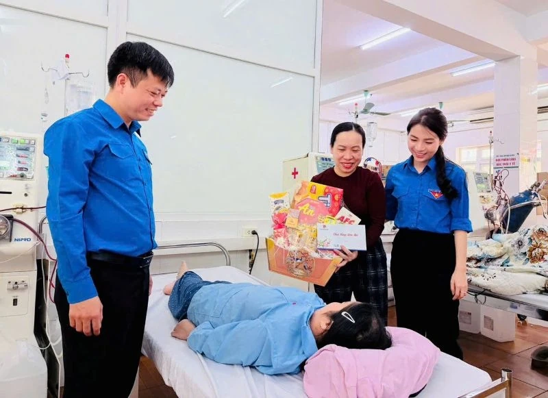 Trao tặng 500 suất quà cho bệnh nhân đang điều trị tại các bệnh viện dịp Tết