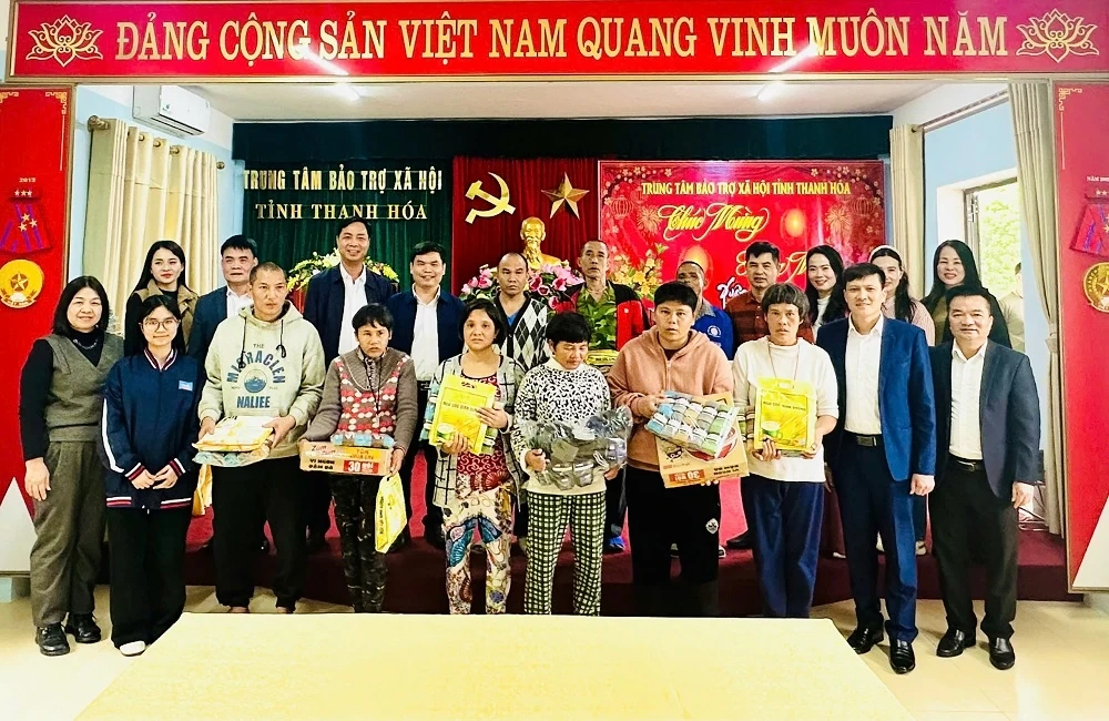Trường THCS Trần Mai Ninh tặng quà Trung tâm Bảo trợ xã hội tỉnh Thanh Hóa