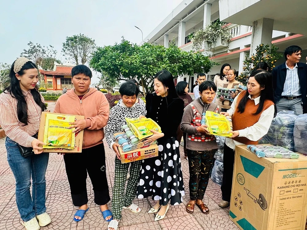 Trường THCS Trần Mai Ninh tặng quà Trung tâm Bảo trợ xã hội tỉnh Thanh Hóa