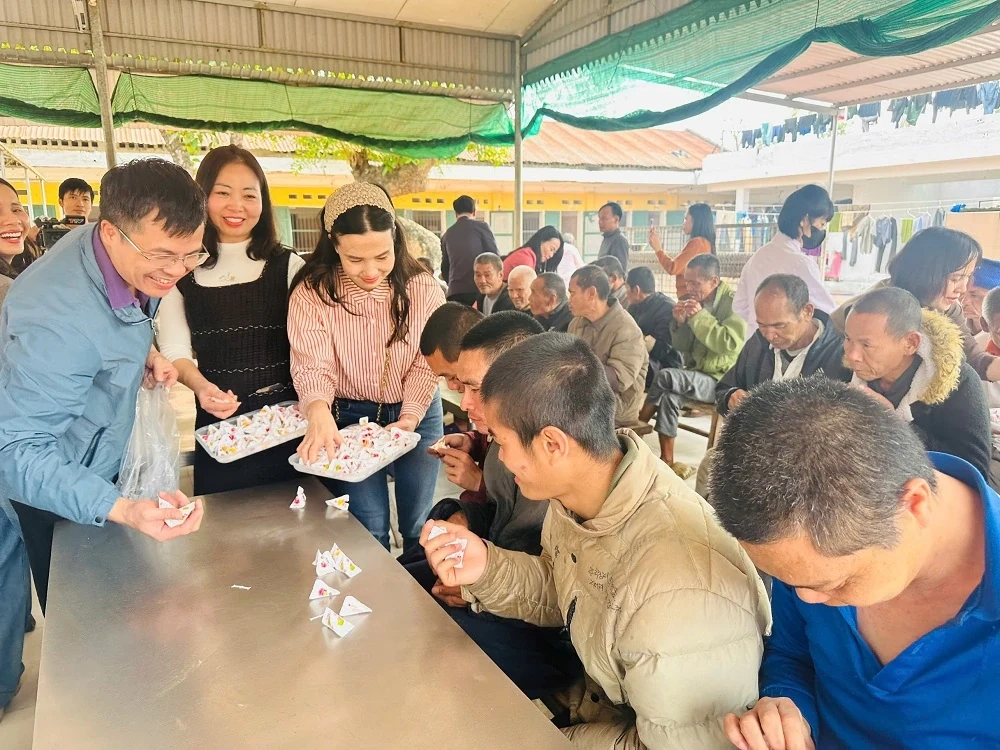 Trường THCS Trần Mai Ninh tặng quà Trung tâm Bảo trợ xã hội tỉnh Thanh Hóa