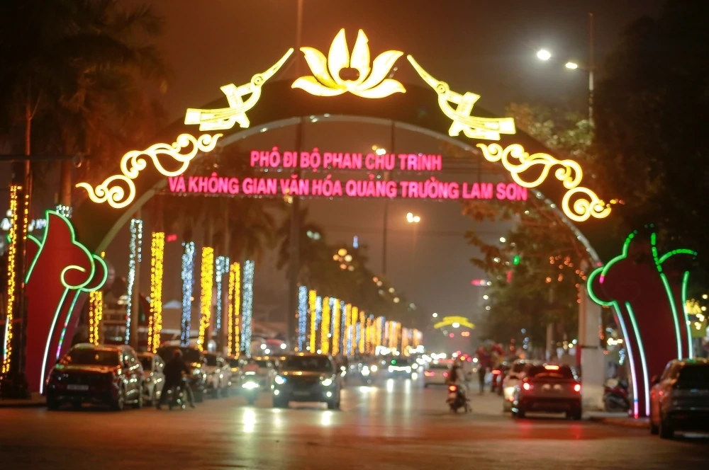 Phố phường lung linh đón Tết Nguyên đán Bính Ngọ 2026