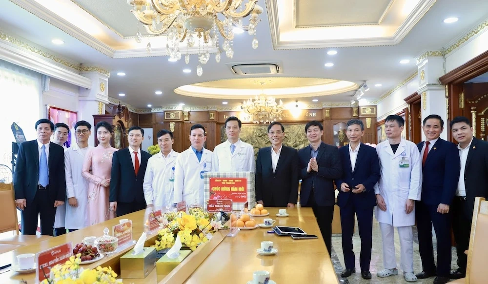 Phó Chủ tịch UBND tỉnh Đầu Thanh Tùng thăm, chúc Tết tại các bệnh viện