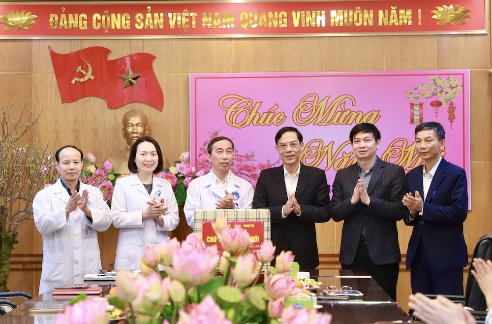 Phó Chủ tịch UBND tỉnh Đầu Thanh Tùng thăm, chúc Tết tại các bệnh viện