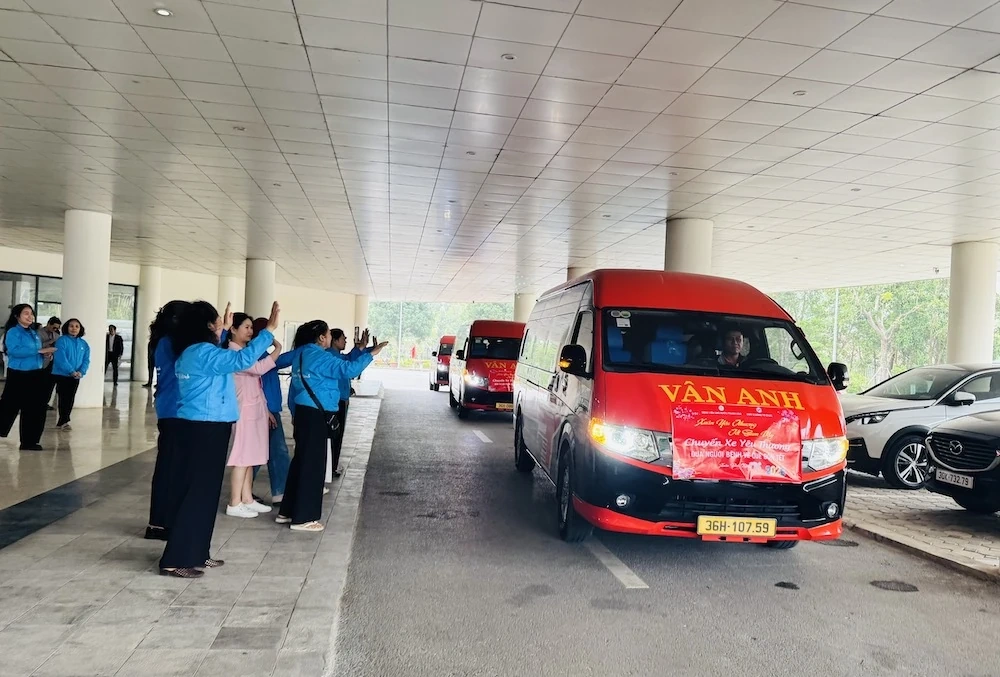 Chuyến xe yêu thương đưa người bệnh về quê ăn Tết