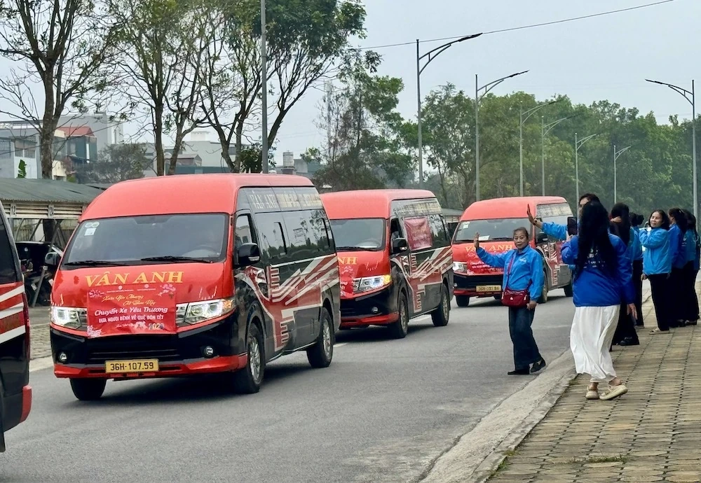 Chuyến xe yêu thương đưa người bệnh về quê ăn Tết