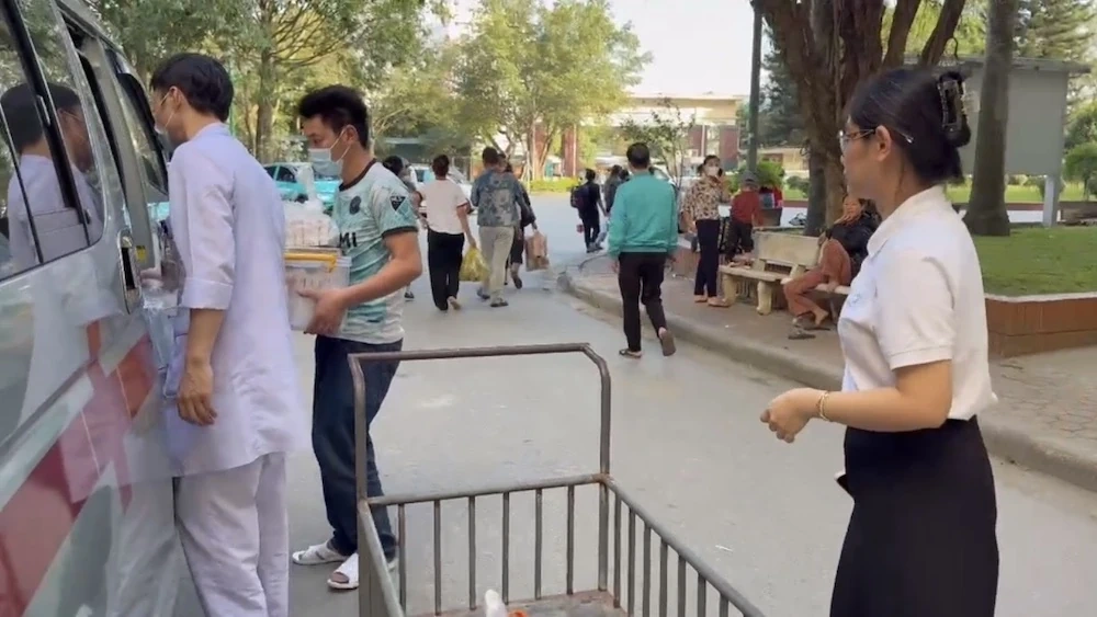 Chuyến xe yêu thương đưa người bệnh về quê ăn Tết