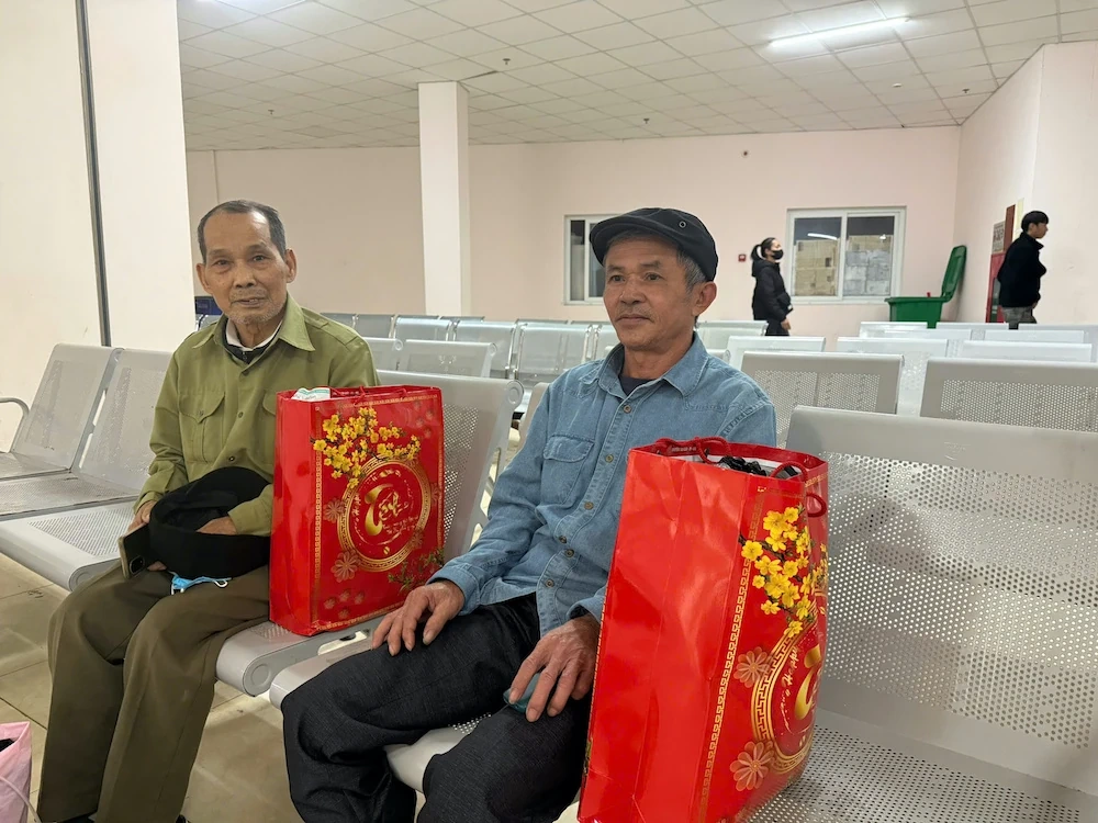 Chuyến xe yêu thương đưa người bệnh về quê ăn Tết