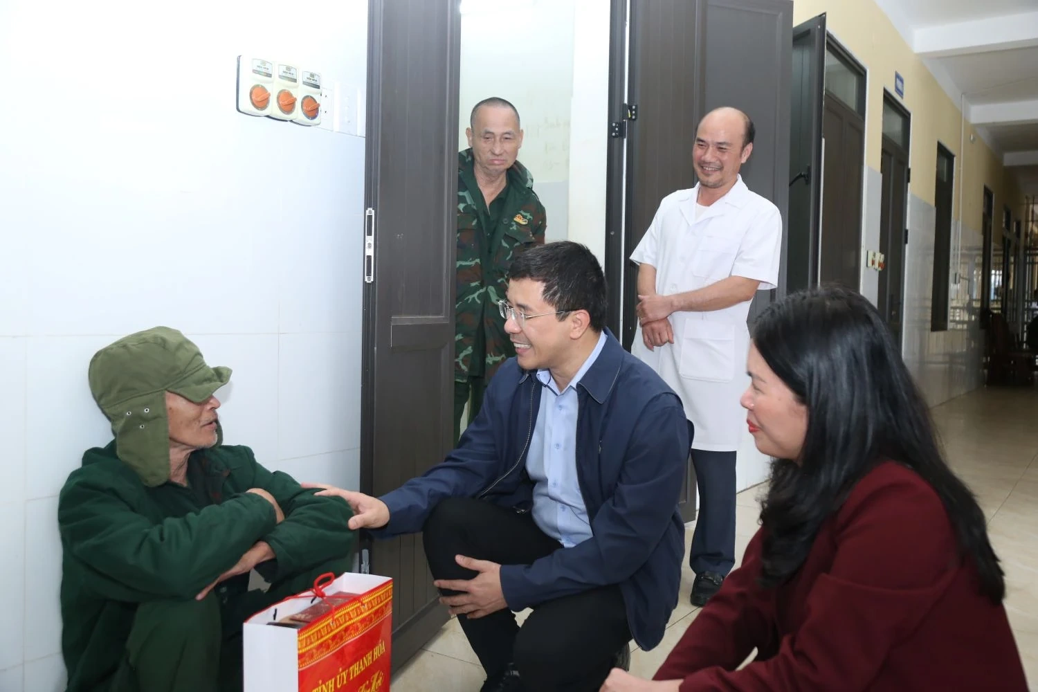 Phó Bí thư Thường trực Tỉnh ủy Nguyễn Hồng Phong thăm, chúc tết Trung tâm Nuôi dưỡng, điều dưỡng người có công Thanh Hóa và Bệnh viện Đa khoa Hà Trung