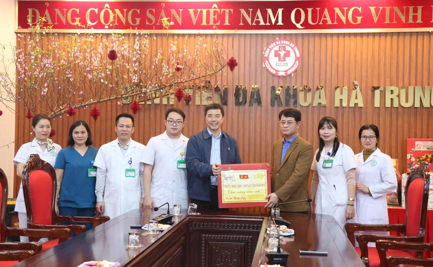 Phó Bí thư Thường trực Tỉnh ủy Nguyễn Hồng Phong thăm, chúc tết Trung tâm Nuôi dưỡng, điều dưỡng người có công Thanh Hóa và Bệnh viện Đa khoa Hà Trung