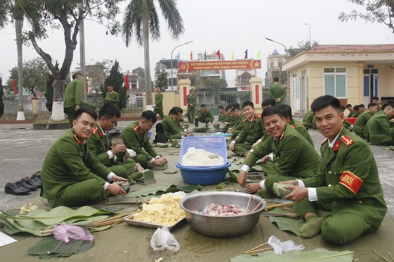 Sôi nổi hội thi gói bánh chưng “ Giữ hồn tết Việt - Ấm tình đồng đội” 