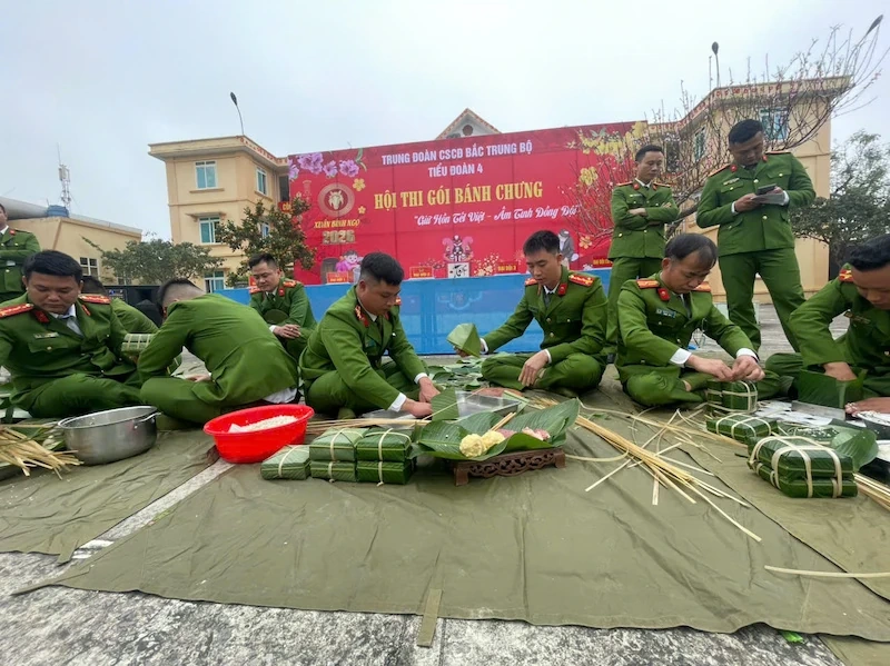 Sôi nổi hội thi gói bánh chưng “ Giữ hồn tết Việt - Ấm tình đồng đội” 