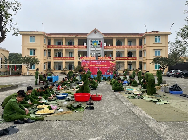 Sôi nổi hội thi gói bánh chưng “ Giữ hồn tết Việt - Ấm tình đồng đội” 